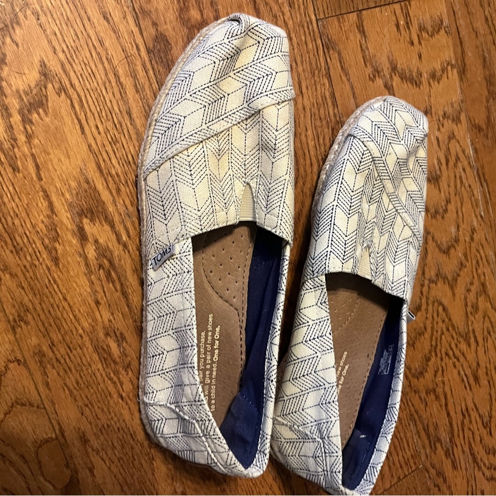 TOMS Women's Patterned Cream and Navy Flats